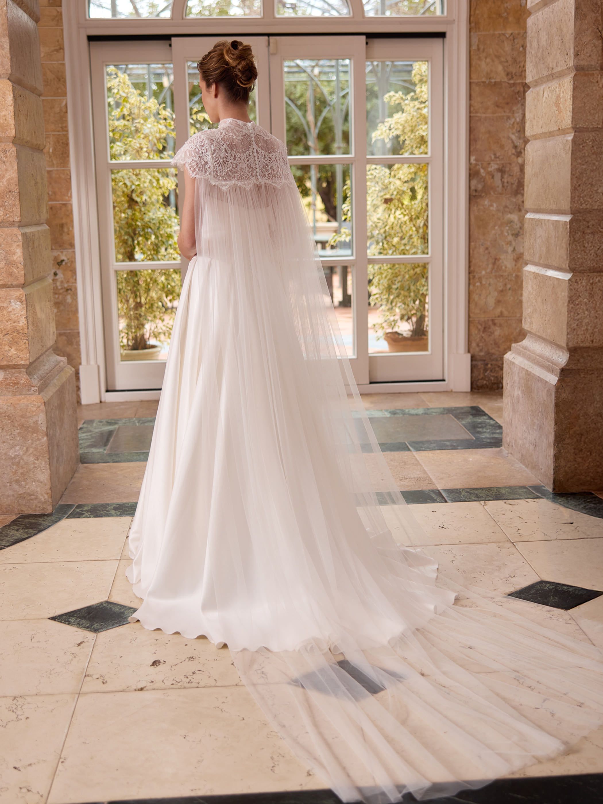 BRIDAL CAPE E547
