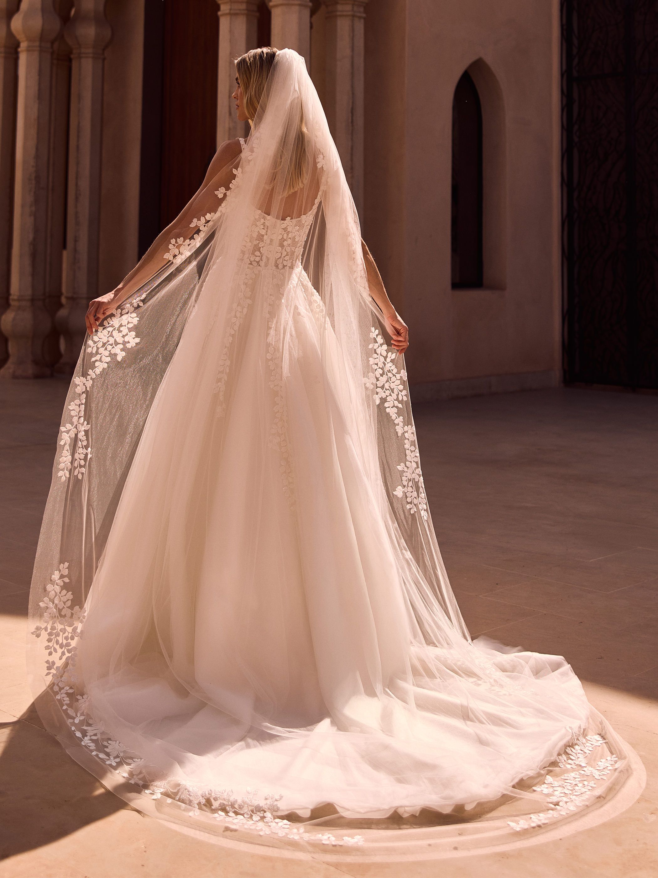 LACE EDGED VEIL S575